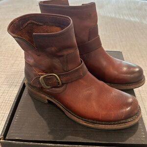 FRYE Veronica Bootie size 7 - redwood